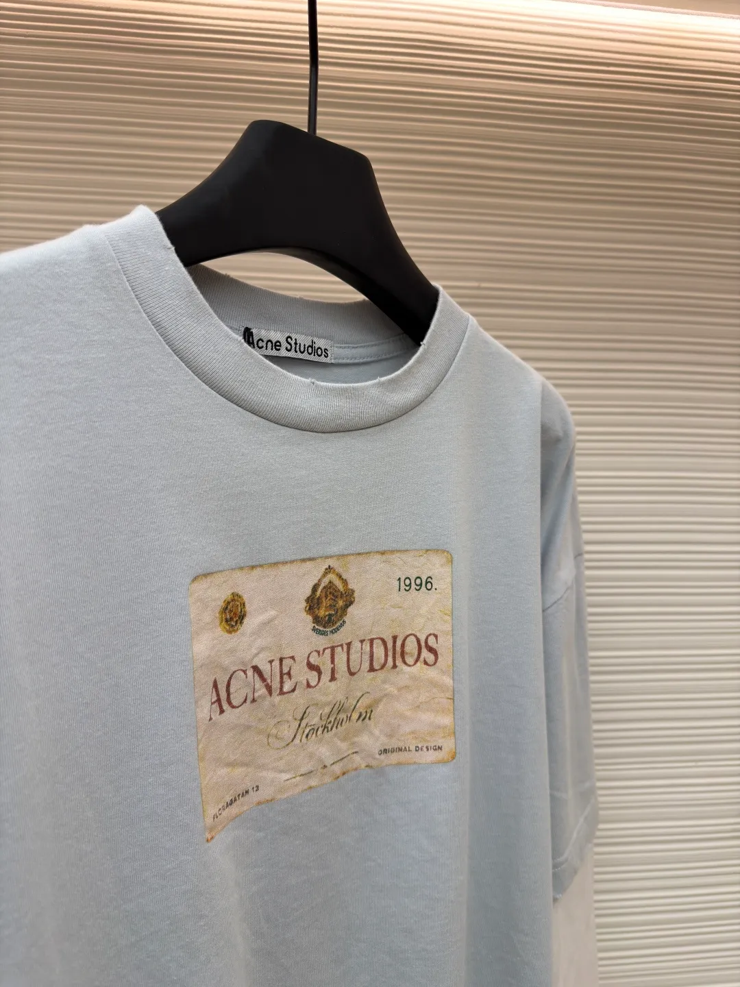 Acne Studios coin letter fake two-piece long sleeves ●Authentic product: purchased and developed by 2319 ●Item number: 1680854-A50 ●Fabric: long-staple cotton fabric ●Technology: positioning cutting machine ●Version: loose version ●Weight: about 375 grams ●Size: S-M-L-XL ●Description: High-density 60-count 100% long-staple cotton, light and crisp! It is breathable and soft and creates a fake two-piece effect that is very fashionable on the upper body. It creates a relaxed and casual feeling and the hem hangs naturally, which is a perfect crotch-covering artifact. The hem is a simple double-stitched hem! The irregular distressed and frayed colors echo the collar and cuffs, the overall alignment is straight and delicate, the fabric is comfortable and soft, and the color is consistent with no color difference. It can be matched with the same style to create a fashionable look, and can be used in various occasions. Customized accessories, complete with three standards, same style for men and women!